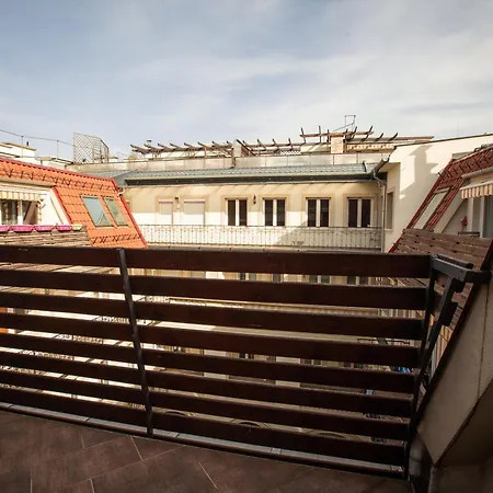 Apartment Triplex, Rooftop With Parlament View & Jacuzzi