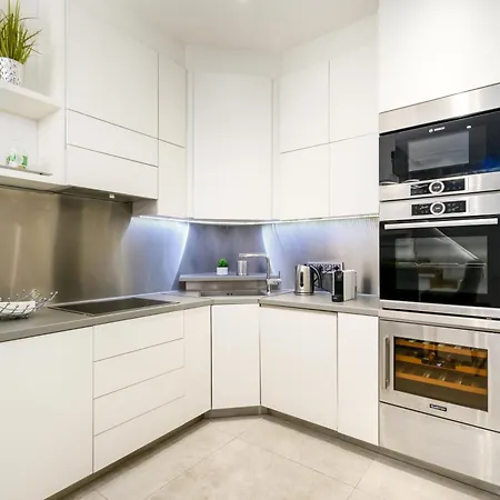 Triplex, Rooftop With Parlament View & Jacuzzi