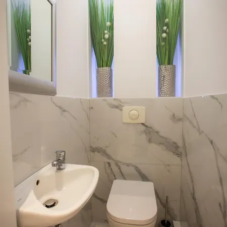 Triplex, Rooftop With Parlament View & Jacuzzi Apartment *