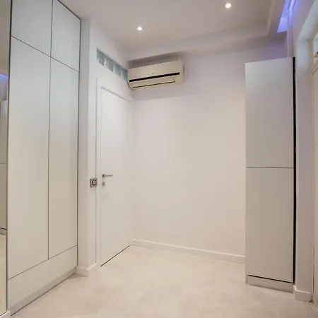 Triplex, Rooftop With Parlament View & Jacuzzi Apartment