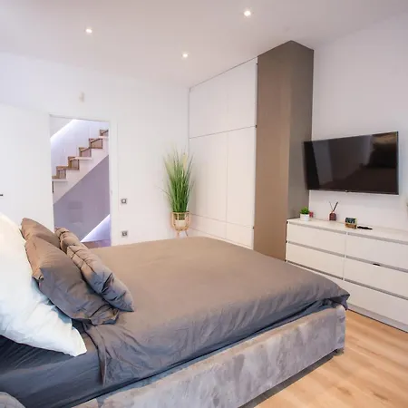 Triplex, Rooftop With Parlament View & Jacuzzi