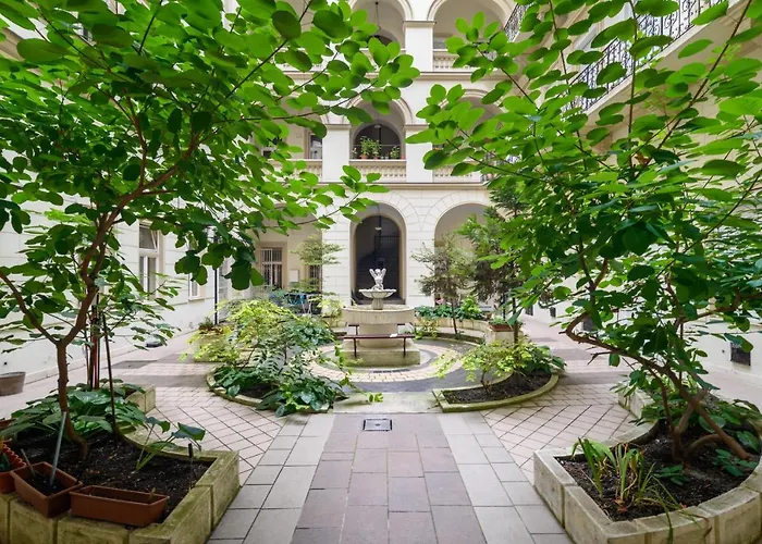 Appartamento Triplex, Rooftop With Parlament View & Jacuzzi *