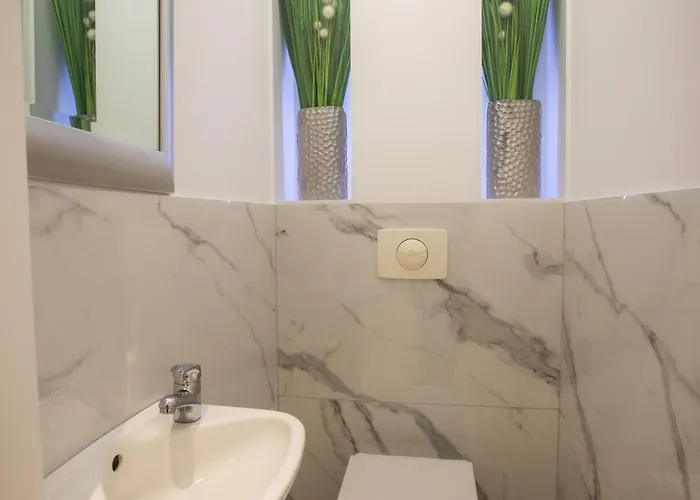 Triplex, Rooftop With Parlament View & Jacuzzi Apartment *