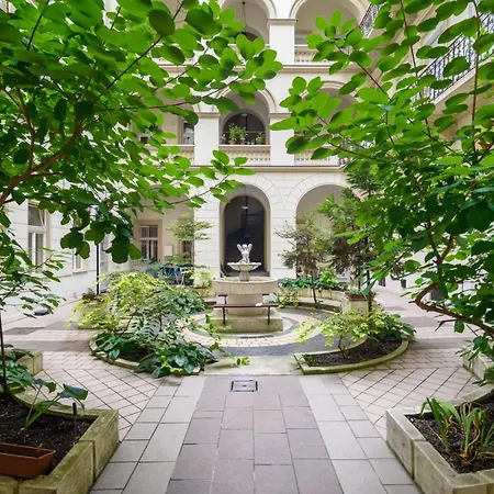 Appartamento Triplex, Rooftop With Parlament View & Jacuzzi *