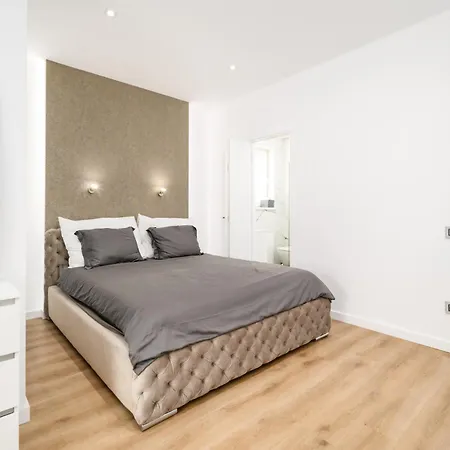 Appartamento Triplex, Rooftop With Parlament View & Jacuzzi *